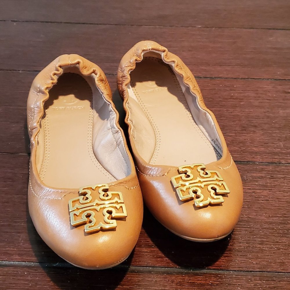 TORY BURCH Saddle Tan Leather Ballet Gold Medallion Logo Flats Size 5M-Brazil